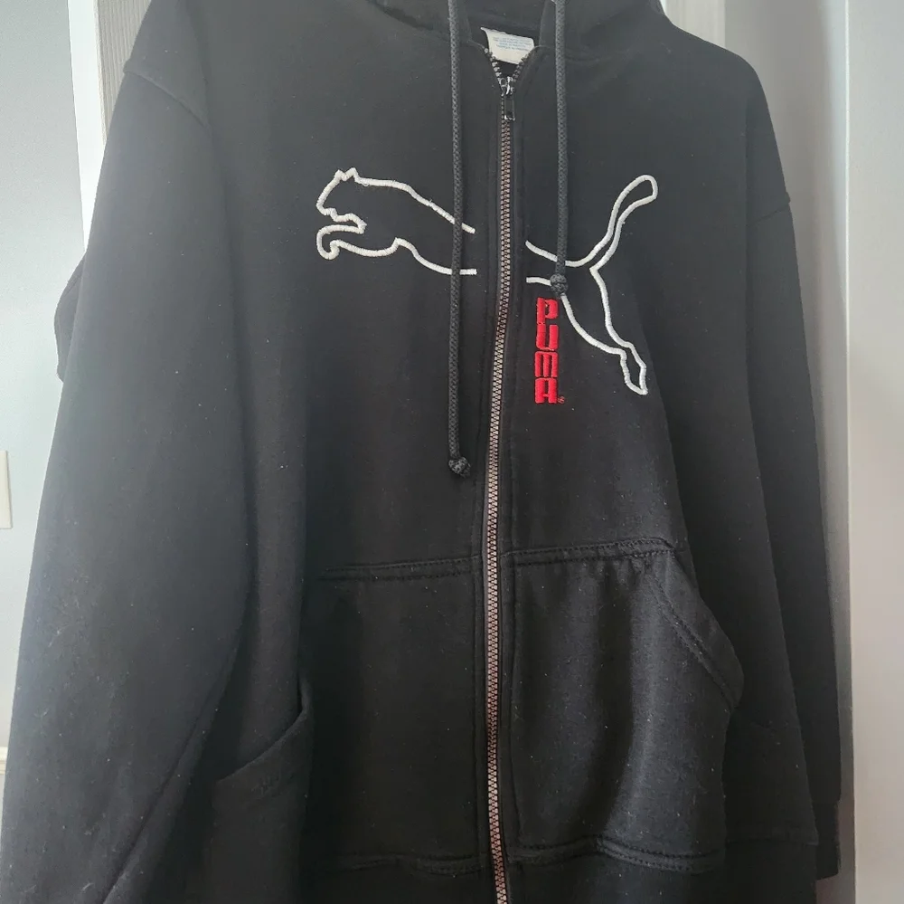 Embroidered puma hoodie. Black..white..red. mint medium. - Picture 2 of 4